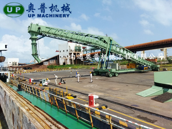 移動(dòng)式堆料裝船機(jī)湛江碼頭.jpg